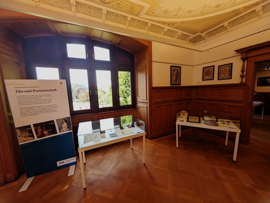 Kur- und Schlosspark Badenweiler, Großherzogliches Palais, Ausstellungstücke und Stele